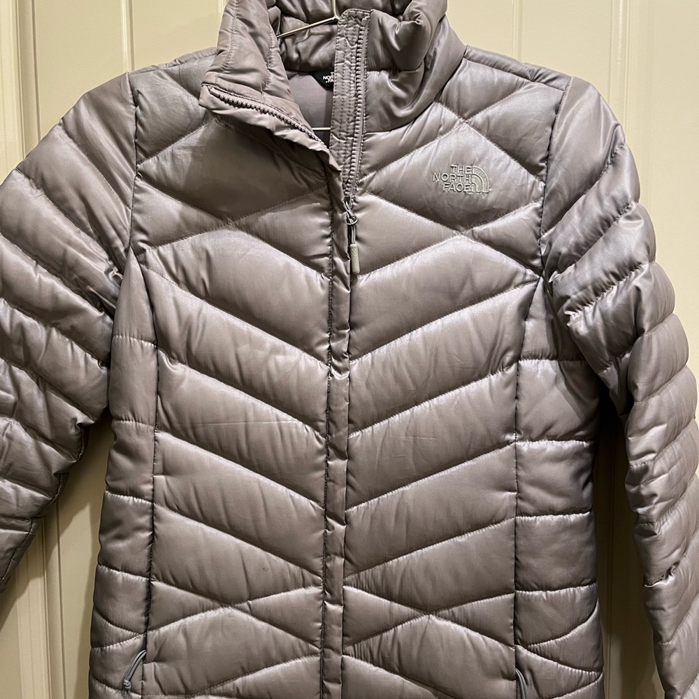 North Face women’s silver puffer jacket. Good used condition.